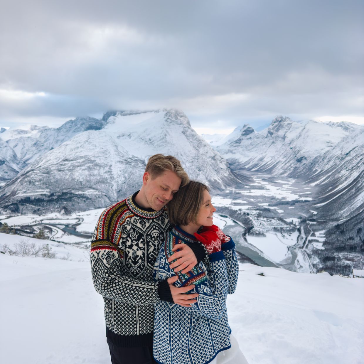 Kajsa og Elisa. Nord Norge. Dale of Norway genser