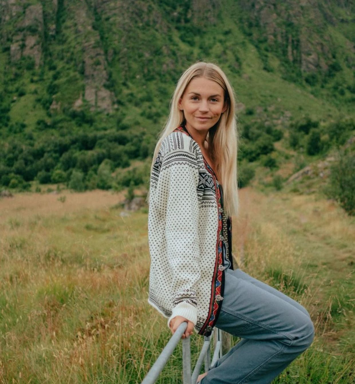 Setesdal genser svart og hvit i nord norsk natur med Fie Agerskov