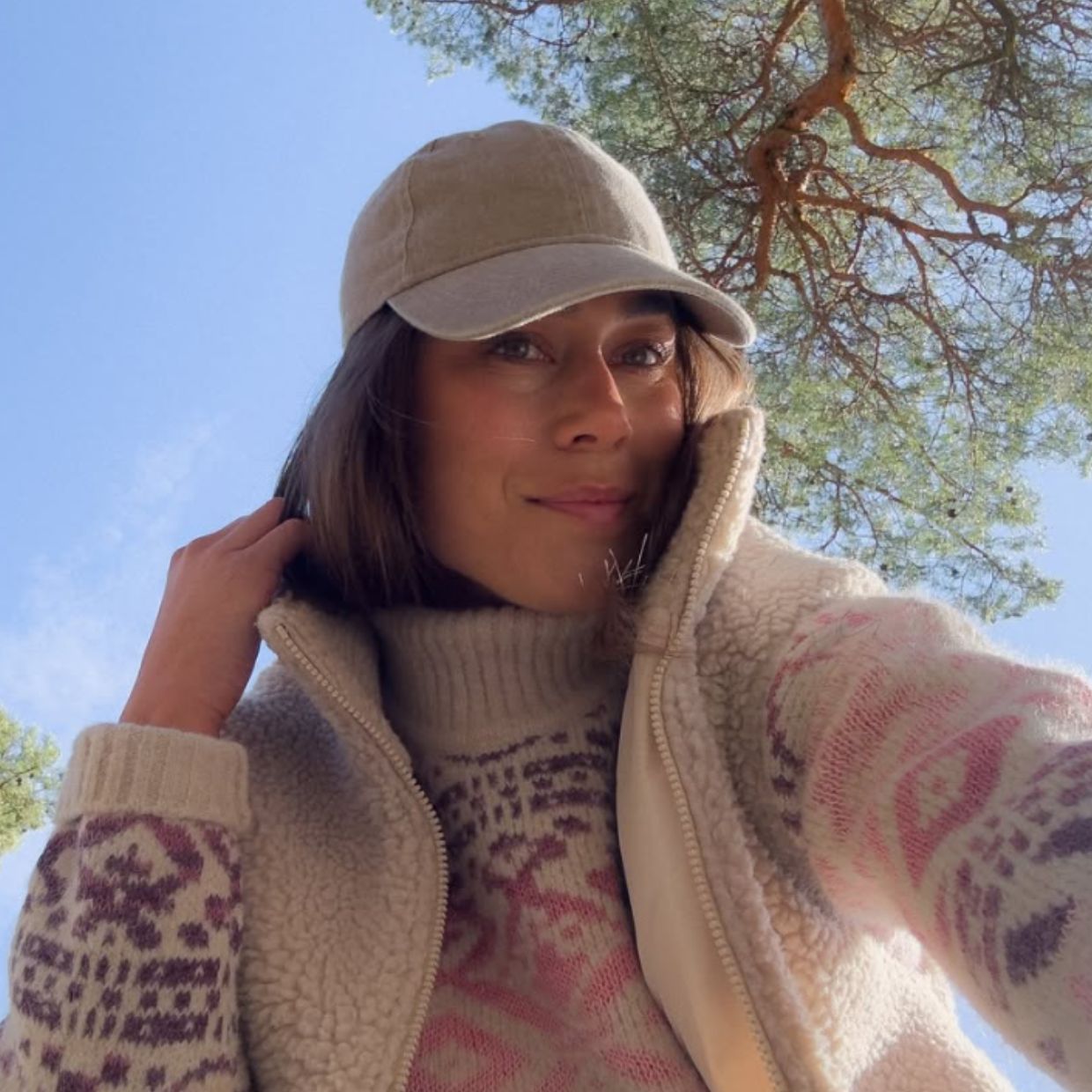 Marthe Karlsen Norwegian influencer wearing a pink knitted sweater